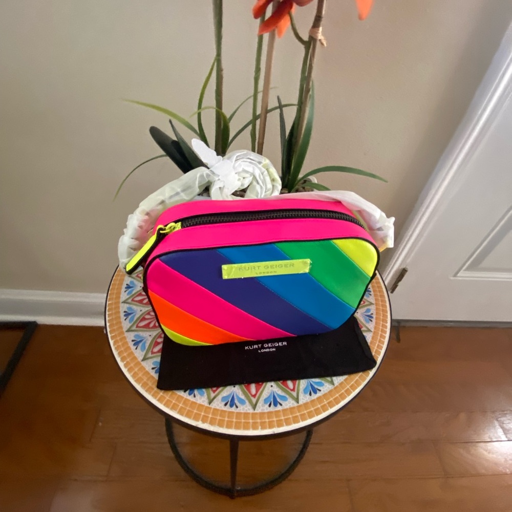 Kurt Geiger London Brixton Rainbow Camera Bag
NWT/NEW
Kurt Geiger - Picture 2 of 6